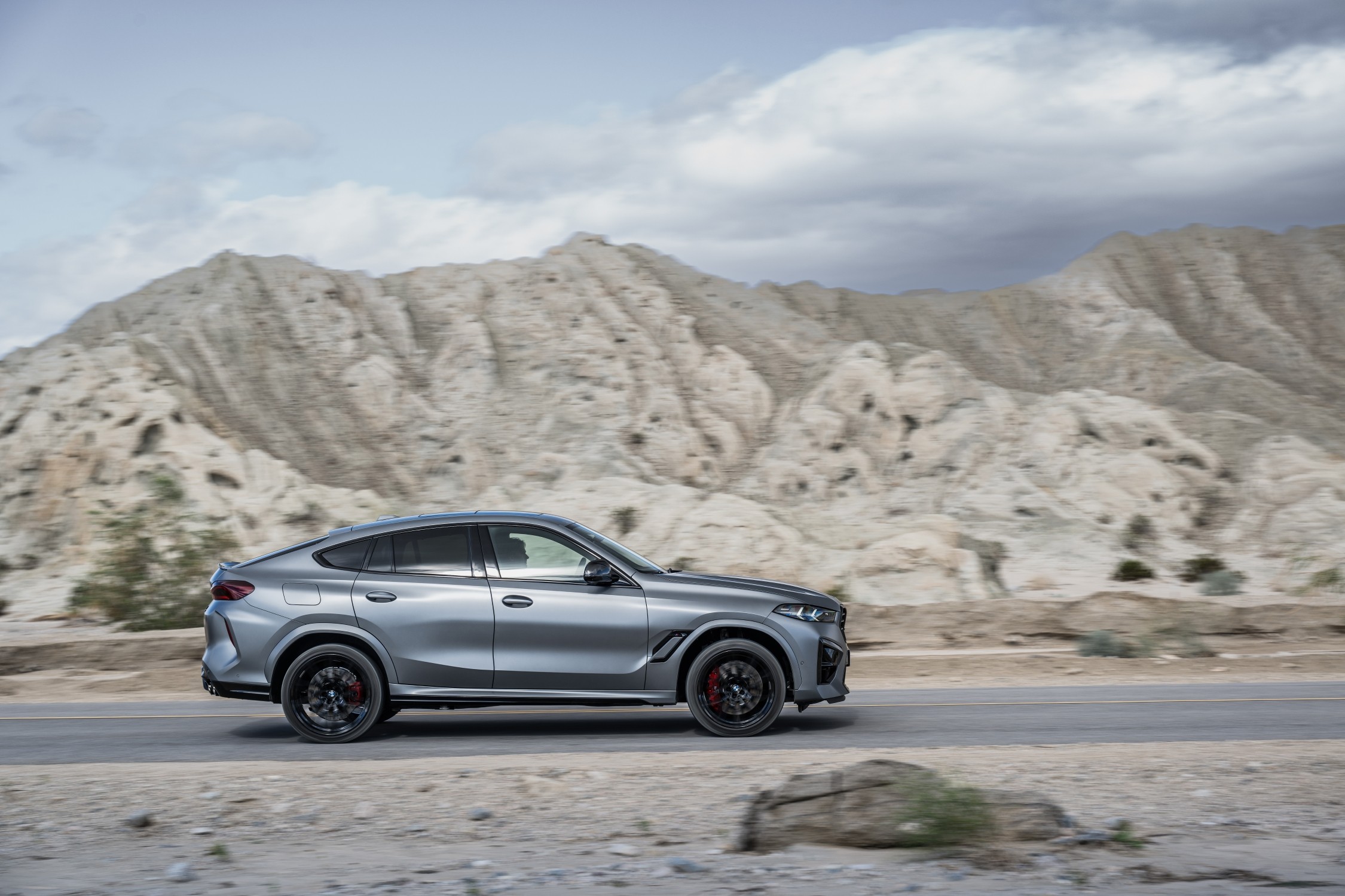 BMW X6 на дороге
